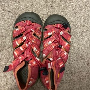 Vibrantly colored woman’s keen sandals
